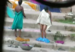 ゴム製の水道管を舐める大きな唇を持つ黒い雌犬 男 と 女 セックス 動画