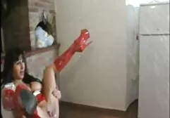 成熟したレズビアンは彼女の若い隣人を誘惑し、彼女のディルドと机の上で彼女を性交させる 女性 同士 の セックス 動画