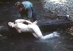 成熟した雛masturbates赤いソファ セックス 女の子 動画