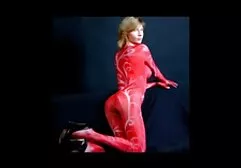 レンズの前でポーズをとるふしだらな恥辱 エッチ 女性 無料