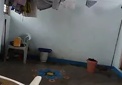 彼女は彼女の友人のお尻にメンバーを挿入しました エッチ 女性 無料