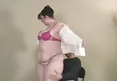 大きな、脂肪、厚いパンティを点滅し、甲殻類と彼のハードコックとはげ、若い雌犬を入れて 月野 帯 人 セックス