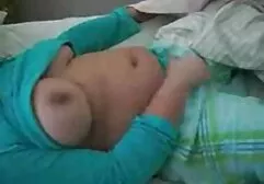 美しいカップルは階段でリラックスして ユーチューブ 無料 女性 新着