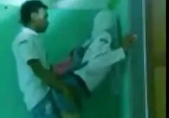 サイクリストは、あなたが車の中で何をしている女の子を見るときに頭を失っ :) レズビアン の セックス 動画