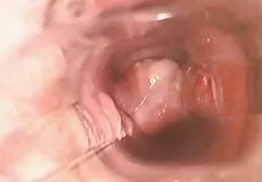 彼女の膝の上にセクシーなmulattoを入れて、彼女の髪をつかんで、彼女の唇にラフな男 セックス 動画 女性