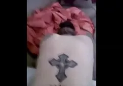 アジアの女性unbuttonedパンツと吸大きなcocksのために彼女の愛 無料 エッチ 女の子