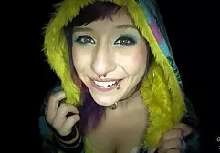 下着とブーツに身を包んだ若い男。 レズビアン セックス 無料 動画 :)