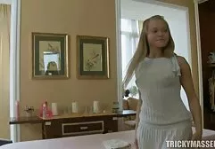 雌犬は階段の上に座って、彼女の角質のガールフレンドの舌から怒ります 女 sex 動画