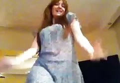 暖炉の前で撫でる美しいブルネット セックス 女性 無料