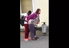 ブロンドは最初に喉に入り、次にLに入ります。 動画 女性 sex