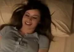 若い雌犬は台所のテーブルの上に犯される 女性 の セックス 動画