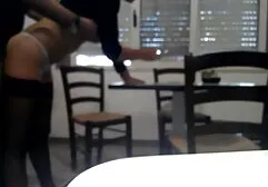 日焼けした男、そしてビーチでピンクの入浴セックスの女の子、ヤシの木と熱い砂、彼は口とお尻に彼女を押し込んだ 女性 ポルノ 無料