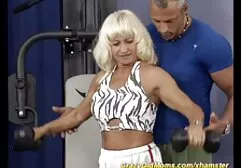 若いブロンドの女性は彼女の魅力を示しています セックス 動画 無料 女性 向け